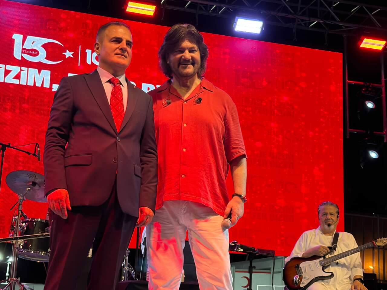 Ahmet Şafak, 15 Temmuz Gecesinde Yeni Türküsünü İlk Kez Marmaris’te Söyledi 5